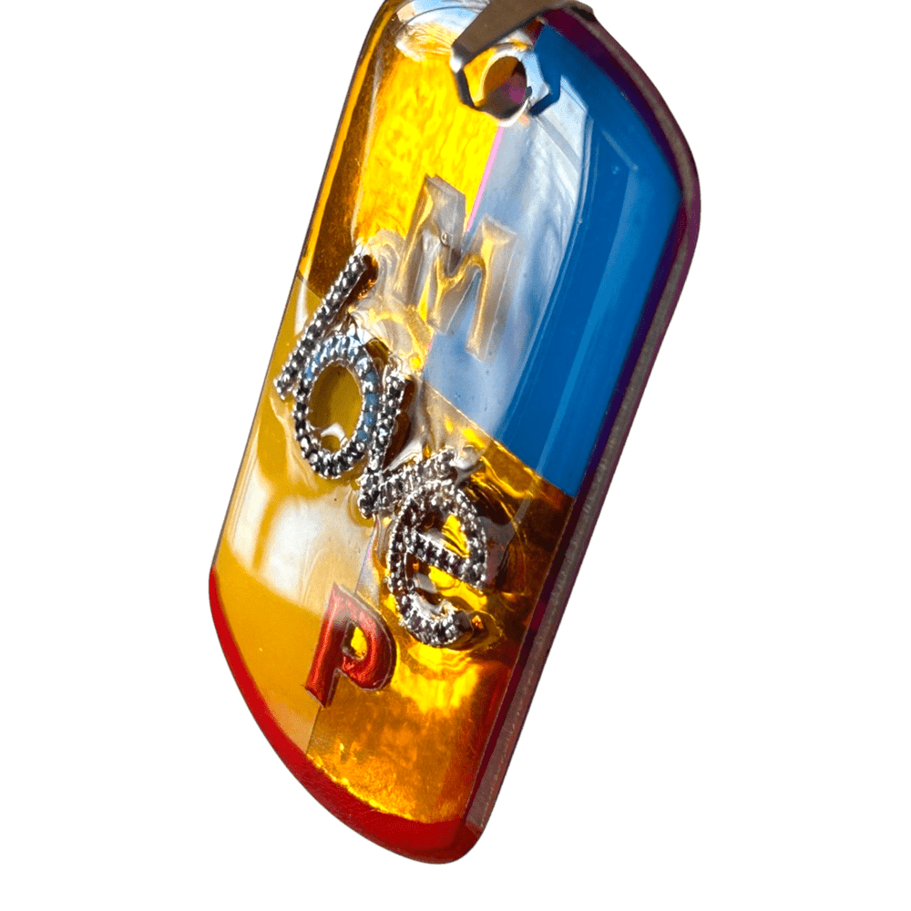 Pendente "More Love Please" Pezzo Unico Artigianale con Retro Personalizzabile rjthw8-is