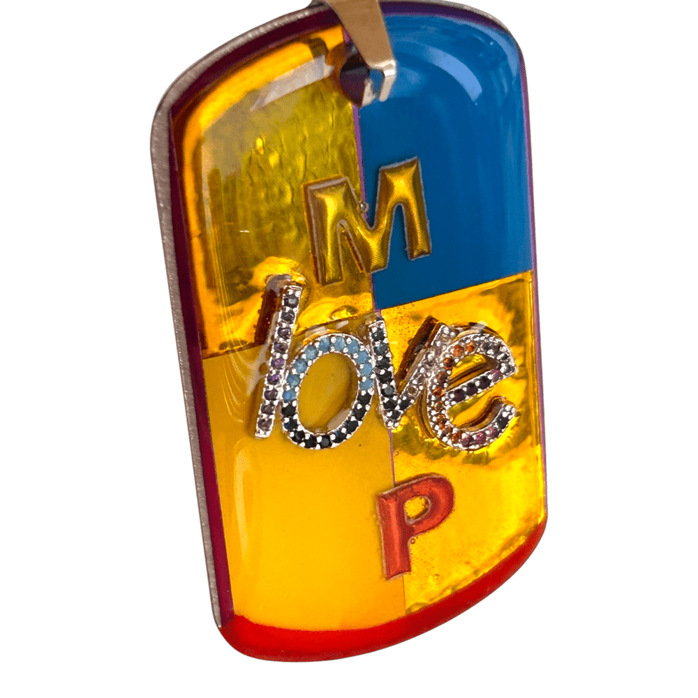 Pendente "More Love Please" Pezzo Unico Artigianale con Retro Personalizzabile rjthw8-is